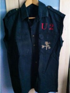 Donkerblauw gilet met U2‑logo en tourbranding, verkocht tijdens The Joshua Tree Tour in De Kuip Rotterdam in 1987