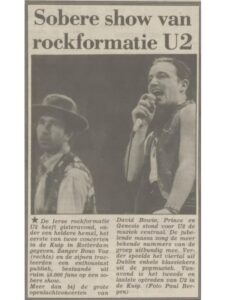 U2 op het podium in De Kuip tijdens een ingetogen openingsconcert met minimale lichtshow