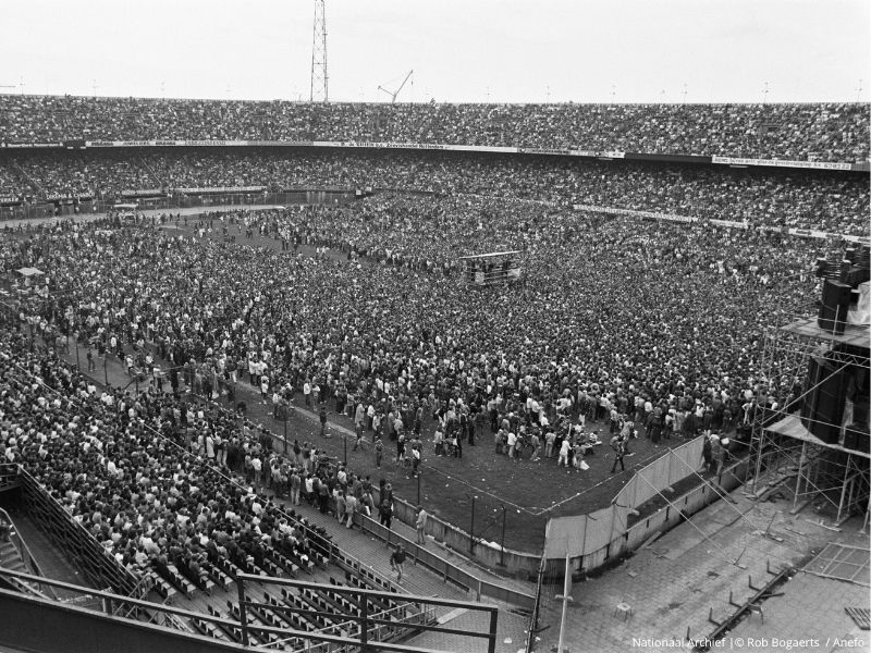 Overzicht van het publiek in De Kuip tijdens het Simon & Garfunkel‑concert in 1982.