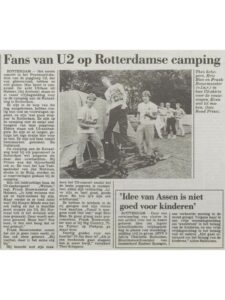 Krantenartikel uit Het Vrije Volk van 11 juli 1987 over U2‑fans die kamperen in Rotterdam voorafgaand aan de concerten in De Kuip tijdens The Joshua Tree Tour.