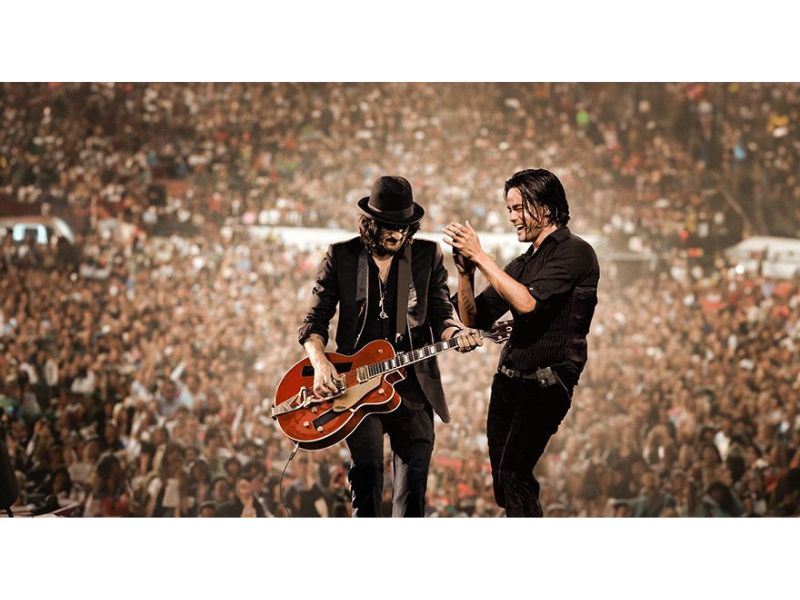 Dinand Woesthoff en Dennis van Leeuwen van Kane op de voorgrond tijdens De Kuip Live in De Kuip Rotterdam (2008), met een massaal publiek op de achtergrond.