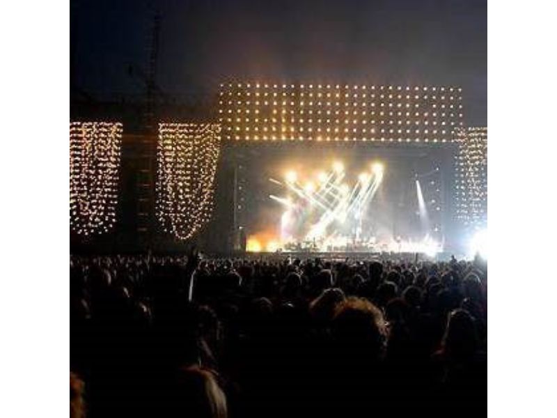 Nachtelijk stadionshot tijdens Kane’s De Kuip Live‑concert in De Kuip Rotterdam (2008), met fel verlicht podium en een groot publiek.
