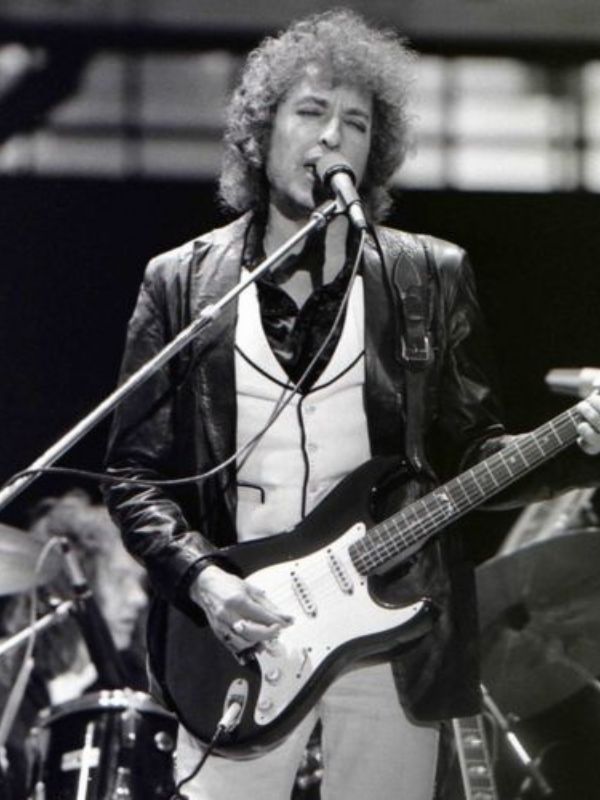 Bob Dylan zingend op het podium tijdens zijn historische eerste stadionconcert in De Kuip.