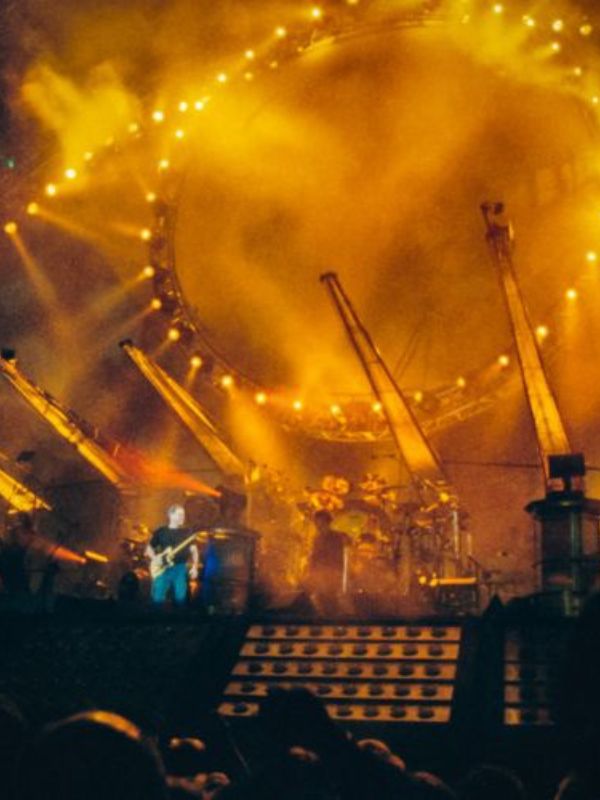 Pink Floyd in actie op het podium in De Kuip, met lichtshow en muzikale intensiteit.
