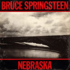 Albumhoes van Nebraska van Bruce Springsteen, het lo‑fi soloalbum uit 1982 dat volledig thuis op cassette werd opgenomen.
