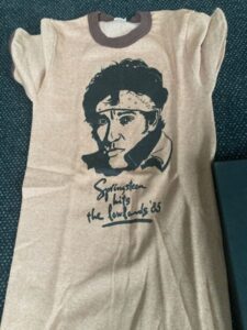 T‑shirt uit de fantasy‑box Bruce Springsteen Hits the Lowlands ’85, ontworpen in stijl van de Born in the U.S.A. Tour, gefotografeerd als los object.
