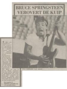 Krantenartikel met grote foto en kop ‘Bruce Springsteen verovert De Kuip’, gepubliceerd rond de Born in the U.S.A. Tour in Rotterdam in 1985.