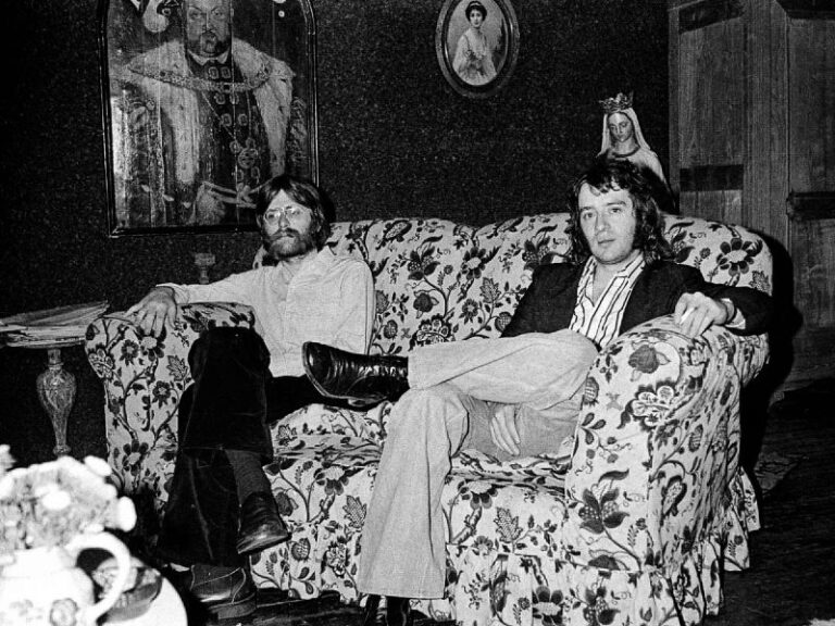 Berry Visser en Leon Ramakers zittend op een bank in een retro‑ingerichte ruimte, vermoedelijk op het Mojo‑kantoor in Delft.