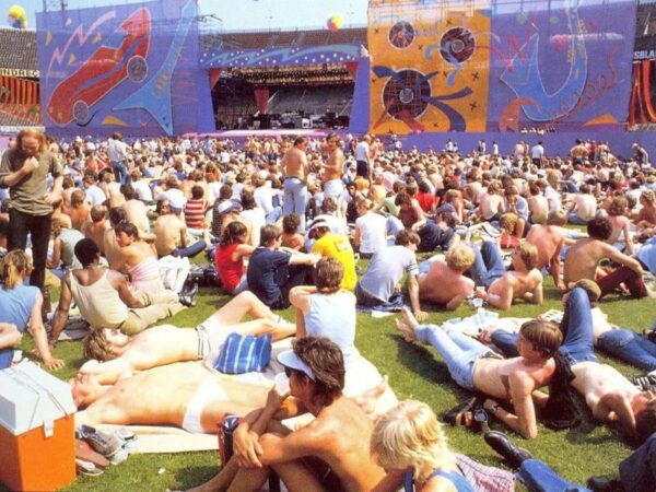 Zwart‑witfoto van het publiek in De Kuip op 2 juni 1982, wachtend op de start van de Rolling Stones’ Europese tournee.