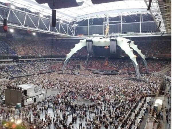 Foto van een grootschalig concert in de Johan Cruijff ArenA met gesloten dak, als illustratie van de veranderende concertwereld.